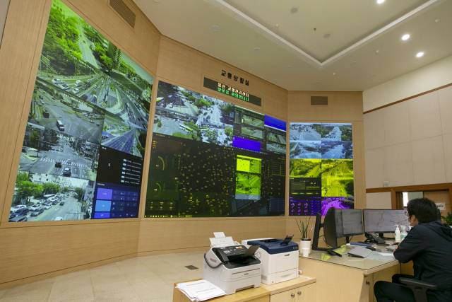 울산교통관리센터 교통상황실 내 C-ITS 구현 화면. 사진제공=KT