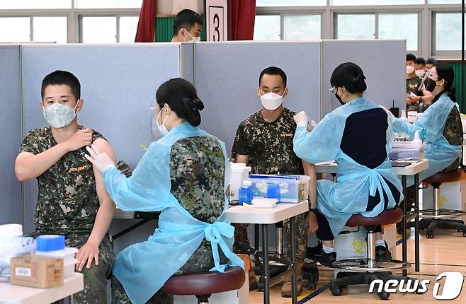 코로나19 백신접종을 받고 있는 장병들. (사진은 기사 내용과 무관함) © News1