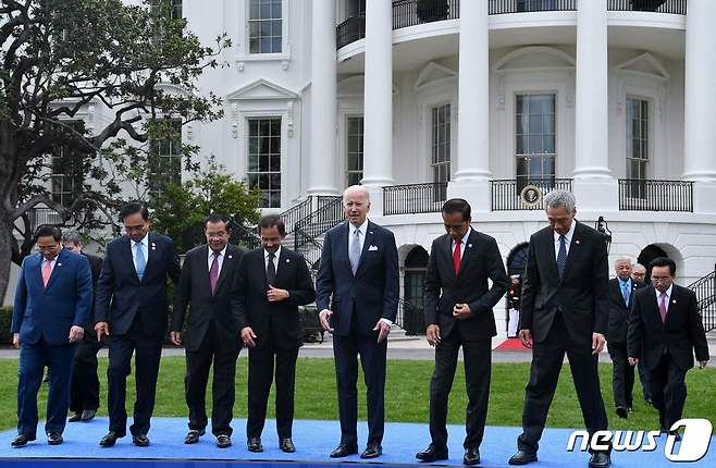 바이든 대통령이 12일(현지시간) 미국 백악관에서 아세안 정상들과 만나고 있다.© AFP=뉴스1