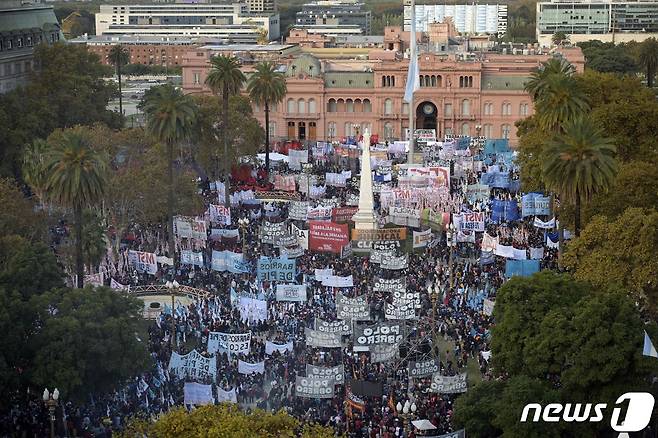 12일(현지시간) 아르헨티나 부에노스아이레스에서 수천 명이 인플레이션에 대한 정부의 긴급 조치를 요구하며 시위에 나섰다. © AFP=뉴스1 © News1 김예슬 기자
