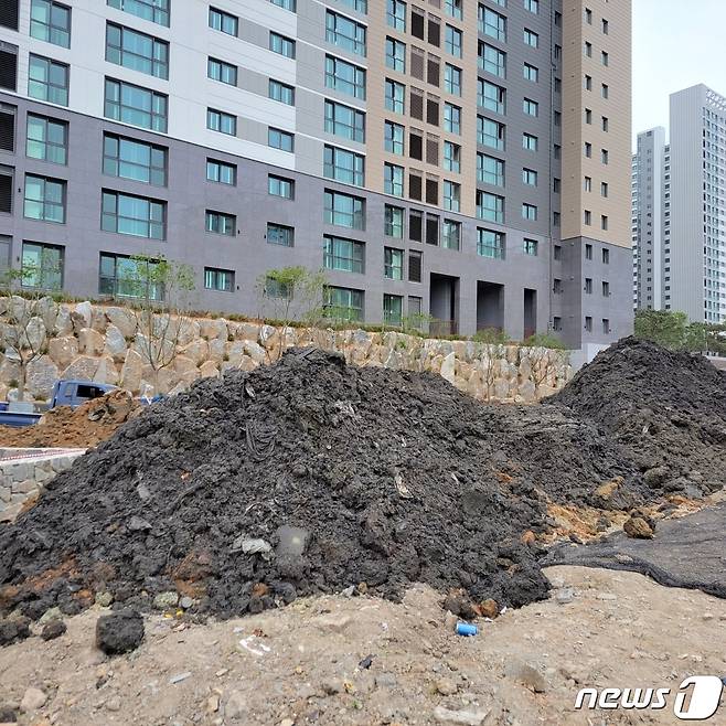 광주 동구 계림2구역 재개발 공사현장에 하수구 슬러지가 버려져 있다.(학동화정동참사 대책위 제공)2022.5.13/뉴스1 뉴스1