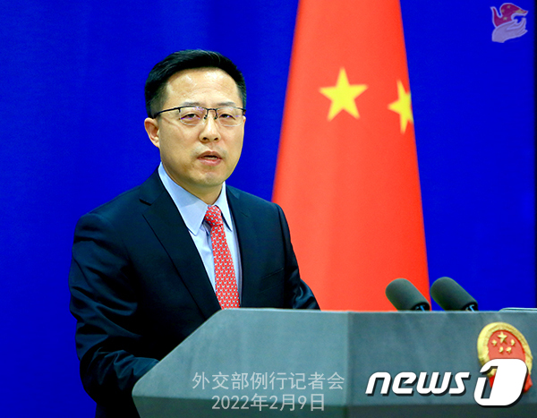 자오리젠 중국 외교부 대변인이 9일 정례 브리핑에서 발언하고 있다.