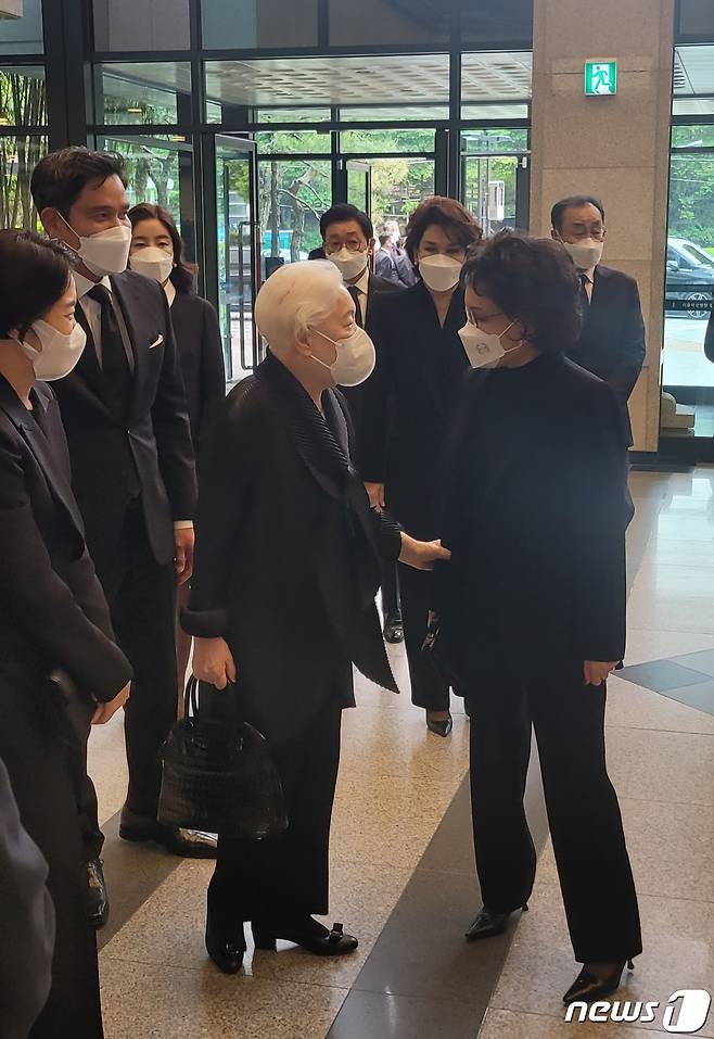 이병철 삼성그룹 창업자의 셋째딸 이순희 여사(가운데)와 이명희 신세계 회장이 구자학 아워홈 회장 장례식장에서 인사를 나누고 있다. 정용진 신세계 부회장(왼쪽 두번째), 아내 한지희씨(왼쪽 세번째), 정유경 신세계백화점부문 총괄사장(왼쪽 여섯번째)도 함께 빈소를 방문했다. © 뉴스1 이주현 기자