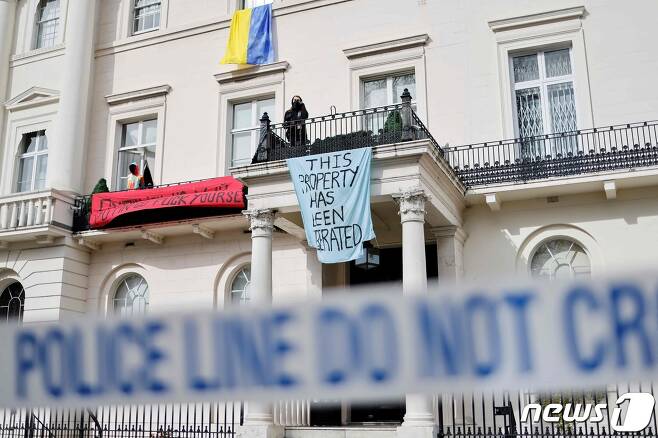 3월14일(현지시간) 영국에 위치한 러시아 올리가르히 저택이 우크라이나를 지지하는 시위대에 의해 점거됐다. © AFP=뉴스1 © News1 이서영 기자
