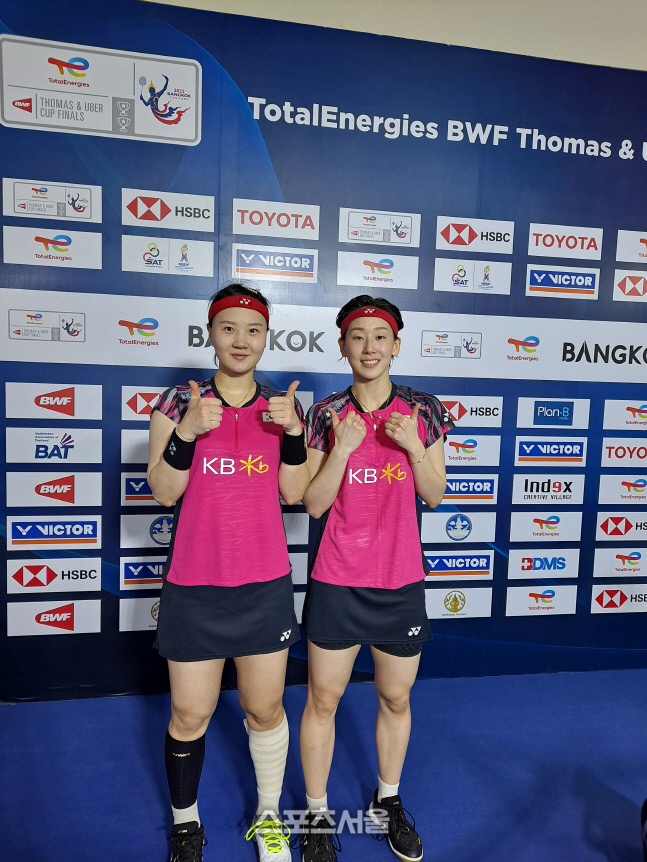 복식에서 승리해 한국팀 승리의 큰 역할을 한 신승찬(왼쪽)-이소희. 방콕|김경무전문기자
