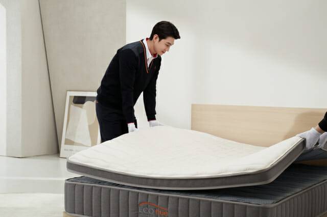 SK매직은 매트리스 렌탈 서비스 이용 고객을 대상으로 청소, 살균 등 7단계로 구성된 전문적인 토탈 케어 솔루션을 4개월 단위로 정기적으로 제공한다. (사진=SK매직)