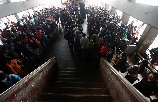 12일 스리랑카 콜롬보에서 시민들이 통행금지가 시작되기전 버스를 타기위해 버스 정거장에 몰려있다./로이터 연합뉴스