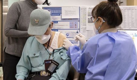 지난달 14일 한 의료기관에서 한 노인이 4차 백신을 맞고 있다.ⓒ연합뉴스