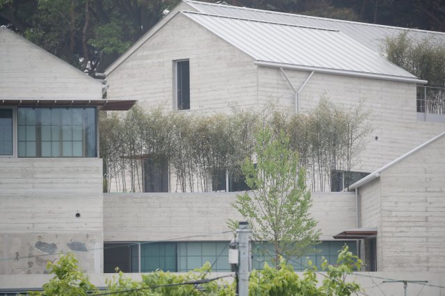 13일 경남 양산 평산마을 문재인 전 대통령 사저에 전날에 있던 나무 뒤 가림막이 제거되어 있다, 뉴스1