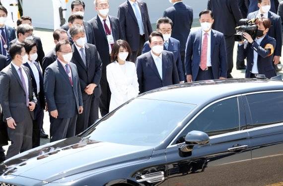 윤석열 대통령과 부인 김건희 여사가 10일 서울 여의도 국회에서 열린 제20대 대통령 취임식에서 박근혜 전 대통령을 배웅하고 있다. /사진=뉴시스