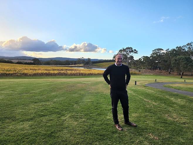 포도밭 앞에서 포즈를 취한 쇼 앤 스미스의 데이비드 르미어 와인마스터. 허윤희 기자