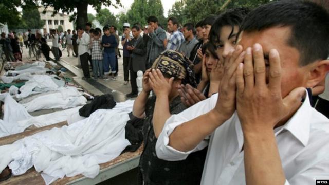 2005년 '안디잔 학살' 희생자 시신 앞에서 기도하는 우즈베키스탄 안디잔 시민들. rferl.org