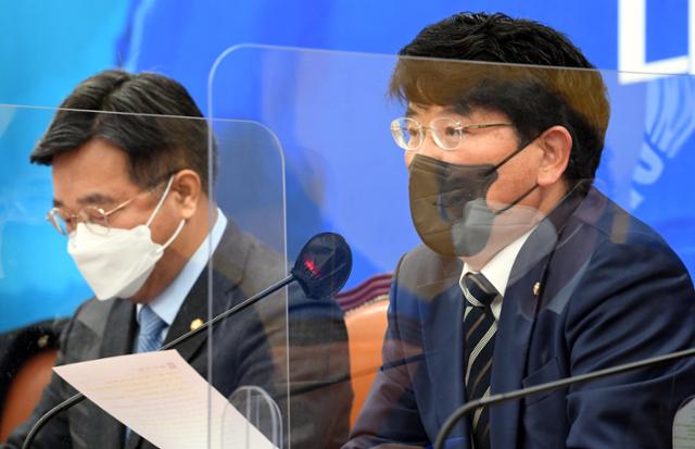 성비위 사건으로 제명 처리된 박완주 더불어민주당 의원이 2월 8일 정책위의장 자격으로 참석한 원내대책회의에서 발언하고 있다.