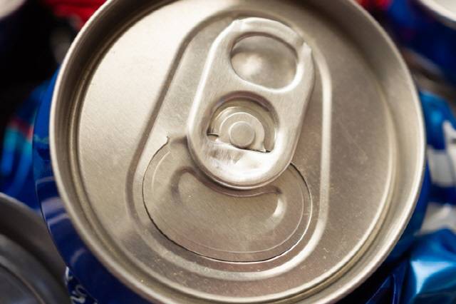 캔 음료는 입대고 마시기 전에 흐르는 물에 헹구는 게 좋다./사진=게티이미지뱅크