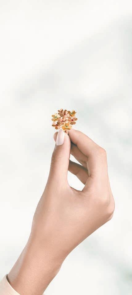 반클리프 아펠이 공개한 프리볼(Frivole) 링. 꽃에서 영감을 받아 디자인한 주얼리 컬렉션으로, 루비와 에메랄드로 세팅했다.  [사진 반클리프 아펠]