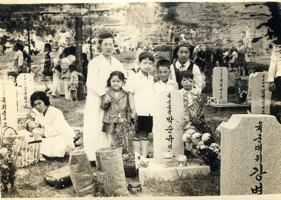 박민식 국가보훈처장 내정자 가족이 베트남전에서 전사한 선친(고 박순유 중령)의 묘소 앞에서 찍은 사진. 비석 바로 뒤에 있는 소년이 박 내정자다. 선친은 일제 강점기인 1942년 경남 거창 신원초등학교 동맹 휴학 사건을 주동해 10여일간 구속되기도 했다.