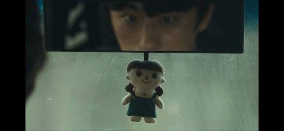 '괴이'에서 정기훈(구교환)이 녹색 갤로퍼 룸미러에 매달아놓은 인형은 그의 딸 목소리가 녹음된 천 인형이다. 사람 얼굴 모양의 '귀불'에 대응하는 작고 약한 사람 형상의 물체로 쓰였다. 극중 한 스님은 '물건에는 나쁜 귀신이 깃들기도, 좋은 수호신이 깃들기도 한다'고 설명한다. 이 인형은 기훈에게 일종의 수호신 역할을 한다. [사진 티빙]