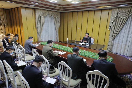 김정은 북한 국무위원장이 지난 12일 국가비상방역사령부를 방문해 방역체계의 허점을 질타하면서 신속한 대응을 지시했다. 노동신문, 뉴스1