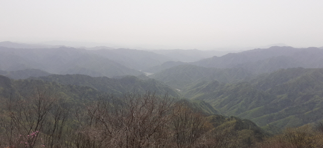 ▲ 백암산 정상에서 바라본 남쪽 모습. 사진 가운데 북한강 물줄기가 흐릿하게 보인다.