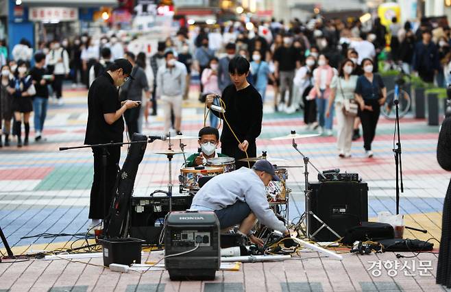 분리수거 밴드 멤버들이 7일 홍대축제거리에 공연 장비들을 설치하고 있다. 주말은 맞은 홍대거리에는 수많은 사람들이 오가는 중에도 멤버들은 묵묵히 악기와 장비를 세팅했다. 권도현 기자