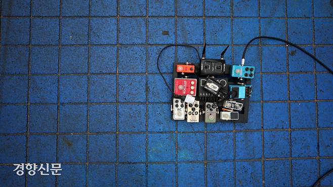 만제씨의 이펙터가 홍대축제거리 한 가운데 놓여있다. 그의 이펙터 역시 687일만에 거리에 놓였다.  권도현 기자