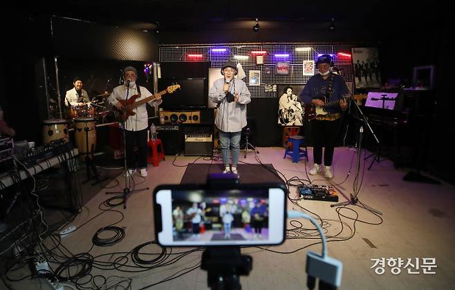 2021년 1월 분리수거 밴드가 서울 성북구 합주실에서 유튜브 라이브 공연을 하고 있다. 코로나19로 인해 거리공연을 할 수 없던 이들은 합주실을 스튜디오로 만들어 라이브 공연으로 팬들과 소통했다. 권도현 기자