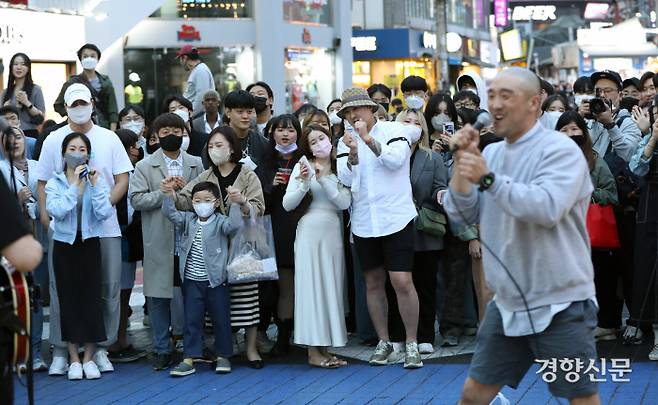 관객들이 분리수거 밴드의 자작곡 <분리수거 하는 날>에 맞춰 율동을 하고 있다. 권도현 기자