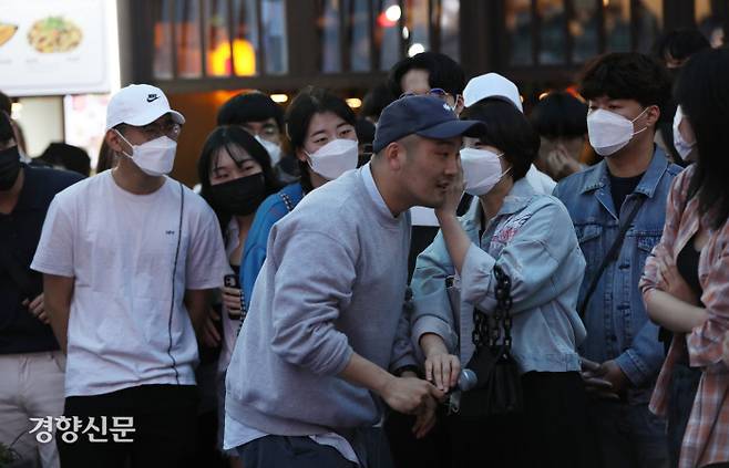 보컬 김석현씨가 관객의 사연을 듣고 있다. 분리수거 밴드는 관객들의 사연을 듣고 즉흥곡을 만드는 버스킹으로 인지도를 높였다. 이날 이들은 공연 맨 앞줄에서 서있던 8살 아이의 사연을 시작으로 전역이 1년 남은 군인, 우울증을 겪는 이, 올해 결혼한 신혼부부들의 사연으로 즉흥곡을 만들었다. 권도현 기자