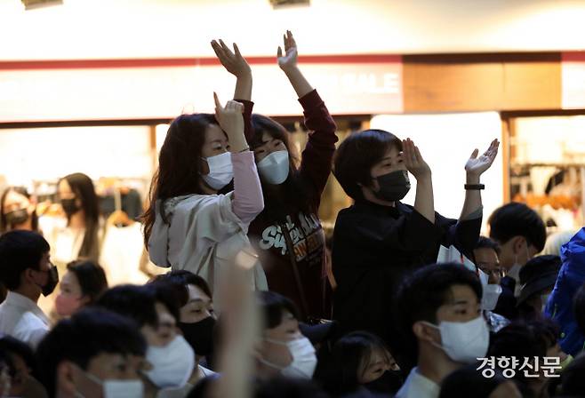 관객들이 분리수거 밴드의 공연을 보며 환호하고 있다. 처음으로 버스킹을 끝까지 봤다는 관객 박수진씨(19)는 “그동안 답답했던 가슴이 뻥 뚫리는 것 같아요. 버스킹 공연까지 보고나니 코로나 이전으로 돌아간 것 같은 느낌이 듭니다”라고 소감을 밝혔다. 권도현 기자