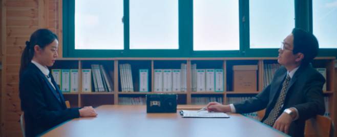 1998년을 배경으로 하는 드라마 <스물다섯 스물하나>에는 걸핏하면 학생을 두들겨 패는 폭력교사에게 항의하고 경찰에 신고해 징계위기에 처하는 고교생 승완이 등장한다. 결국 승완은 스스로 학교를 박차고 나온다. tvN 제공