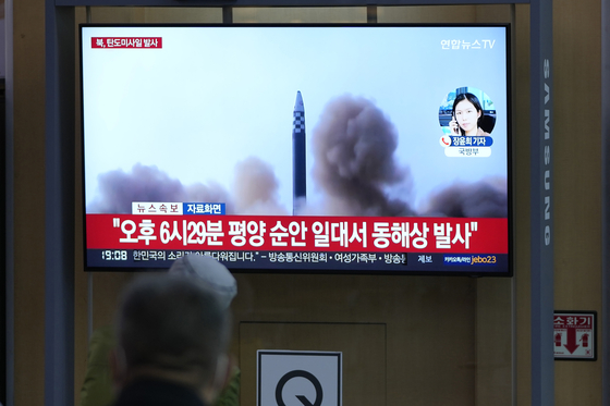 People watch a TV screen showing a news program reporting about North Korea's missile launch with file footage, at a train station in Seoul on Thursday. [AP/YONHAP]