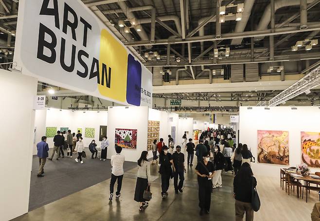 12일 부산 해운대구 벡스코에서 열린 2022 부산국제아트페어에서 관람객들이 미술작품을 감상하고 있다. 오는 15일까지 열리는 이번 행사에는 21개국에서 133개 갤러리(국내 101개, 해외 32개)가 참가한다. [연합]