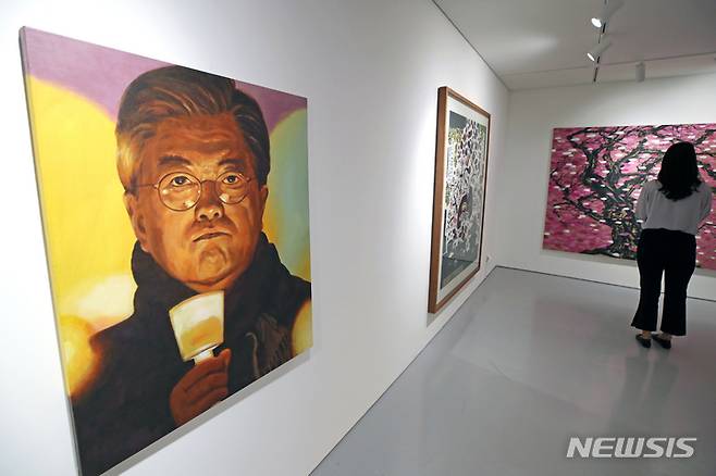[서울=뉴시스] 조성우 기자 = 13일 오후 서울 중구 로즈앤라임 갤러리에서 문재인 전 대통령에 대한 헌정을 주제로 열린 '문라이즈데이(Moon Rise Day)' 전시회에서 관람객들이 작품을 보고 있다. 2022.05.13. xconfind@newsis.com
