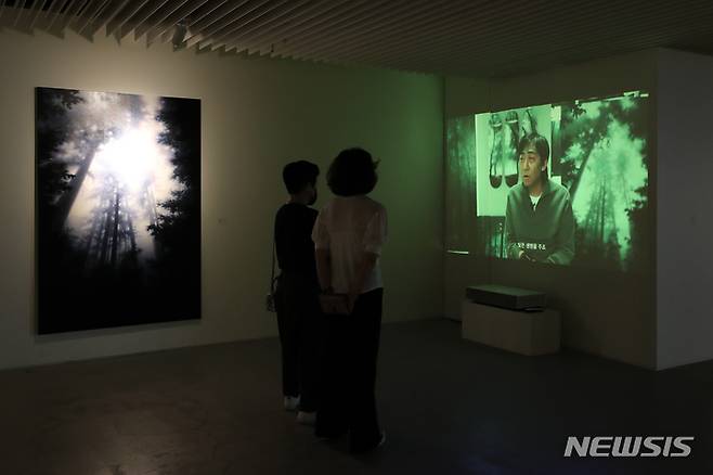 [부산=뉴시스] 박진희 기자 = 가나부산은 도성욱의 개인전 'Emotion' 작품을 부산 그랜드조선 갤러리에서 선보이고 있다. 숲을 그리는 도 작가는 몇 년 전 불의의 사고 이후 10년 만에 갖는 개인전이다. 그동안 발표한 ‘컨디션’ 시리즈부터 새로 선보이는 ‘이모션’ 시리즈까지 총 30여 점을 오는 6월 12일까지 전시한다. 2022.05.12. pak7130@newsis.com