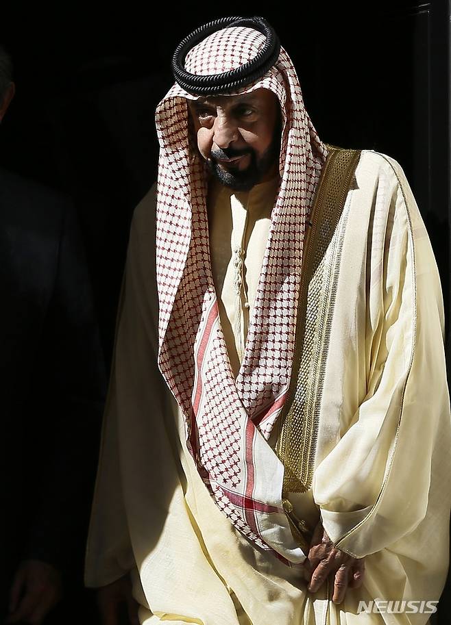 [런던=AP/뉴시스]셰이크 할리파 빈 자이드 나하얀 아랍에미리트(UAE) 대통령이 지난 2013년 5월1일 영국에서 데이비드 캐머런 당시 총리와 면담한 후 다우닝가를 떠나는 모습. 2022.05.13.