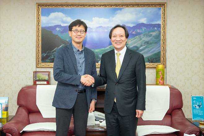 부산창조경제혁신센터 이사장으로 선출된 장인화 부산상공회의소 회장(오른쪽)이 송용준 센터장과 기념사진을 찍고 있다. 부산창조경제혁신센터 제공