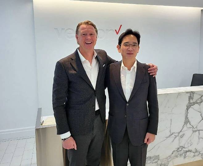 지난해 11월 미국 뉴저지주 버라이즌 본사에서 만난 이재용 삼성전자 부회장(오른쪽)과 한스 베스트베리(Hans Vestberg) CEO(왼쪽)의 모습. 삼성전자 제공.