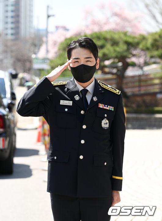 Singer Park Gun (real name Park Joon-woo) was awarded the Father.On Wednesday, Park Gun told , Park Gun has been awarded a Father award. 69 years old.Fader of Park Gun reportedly left Pay It Forward during a battle with cancer.The funeral hall was reportedly set up in VIP Room 1 at the funeral hall of the Ulsan Chrysanthemum in Ulsan Ulju County, where the visit will be strictly accepted on the 14th and Jangji is the cemetery of Surabal Park.Park Gun was supported by many people who revealed the past when he jumped into the life front by working part-time at the Chinese house from the age of 15 on behalf of his mother who was diagnosed with urethra cancer after his parents divorce.In the intervening section, My father died at a young age, Park Gun said in a photo interview with a magazine last year, I told my mother that my father died when I was a child, but my parents divorced when I was six years old.When I was in the military two years ago, my father called me on a pay phone and spoke for the first time. I want to meet you when I get back to you someday. In particular, Park Guns mother was known to have left Pay It Forward in 2007 while Park Gun was in the military during cancer.Park Gun said, It was my third year in the military life when I appeared on SBS Ugly Our Little.During training, I received a call saying,  (My mother) is in an emergency, and I reported to the commander and went to see him immediately. He suddenly deteriorated because he thought I was going to go to the army and get paid and go through well alone.I heard that he died on a bus to the hospital. I did not see the last one. Among them, Park Gun was celebrating his own family on the 26th of last month, with his marriage with Han Young, an 8-year-old broadcaster, in celebration of many people.Recently, SBS Power FM Doosan Escape Cult show said, I thought a lot of my mother who died at the marriage ceremony. However, after marriage, Park Gun shared his honeymoon life through his SNS and reported the recent happiness every day.However, less than a month after Han Young and marriage ceremony, the news of the death of his father, who had separated from his childhood divorce, was reported, making many people sad.Meanwhile, Park Gun made his debut with his 2019 single Han Jan-hae.Since then, SBS Trossin has emerged 2-Last Chance to the semi-finals, and has been known to the public. He has appeared on Channel A Steel Unit, SBS Jungles Law and Ugly Our Little.Currently, he is appearing on Channel A Steel Unit 2 and SBS House Band.Park Gun SNS, DB