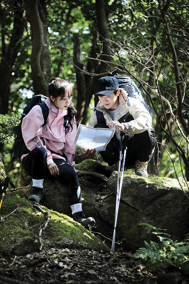 독실산 등산지도를 살피는  트로트 가수 손빈아씨와 경기대 산악부 김민지씨.