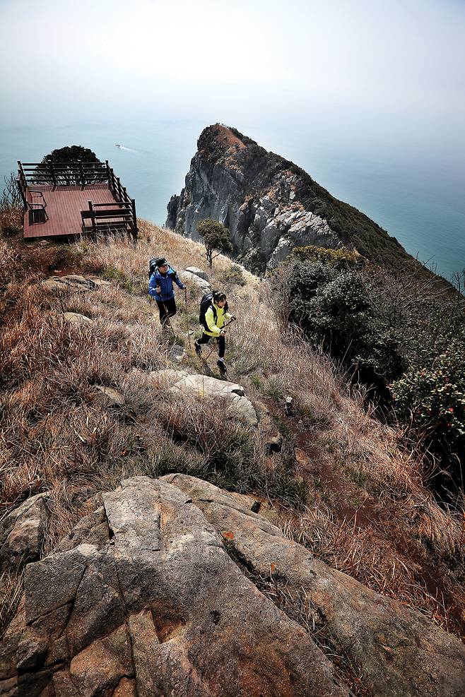 해뜰목 전망데크. 남동쪽으로 뻗은 능선 끄트머리 전망대다.