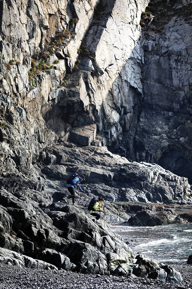 대리항 부근의 동개해수욕장. 절벽과 자갈이 섞여 독특한 분위기를 자아낸다.