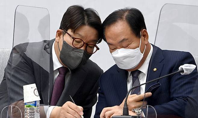 국민의힘 권성동 원내대표와 한기호 사무총장이 12일 국회에서 열린 원내대책회의에 참석해 현안을 논의 하고 있다. 공동취재사진