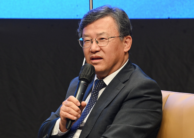 김명수 대전시 과학부시장이 11일 '제1회 국가연구소 기업가정신 토크콘서트' ETRI편에서 기업가정신에 관해 의견을 나누고 있다.