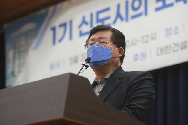설훈 더불어민주당 의원이 지난 3월 31일 오전 서울 여의도 국회 의원회관에서 열린 1기 신도시의 노후화 진단 및 합리적인 재건축 방안 토론회에서 축사를 하고 있다./성형주 기자