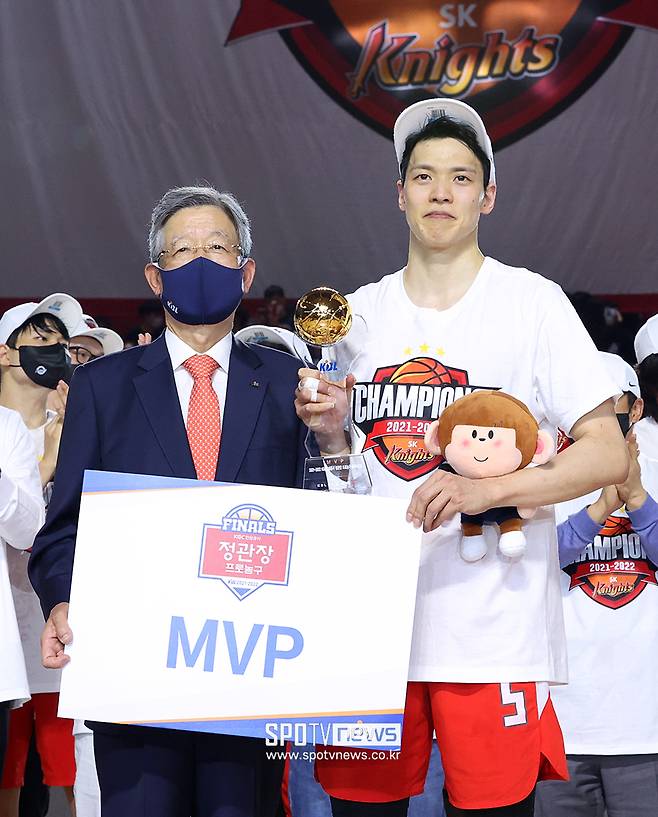 ▲ 김선형은 우승과 함께 파이널 MVP 트로피까지 손에 넣었다 ⓒ 곽혜미 기자