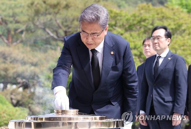 현충원 참배하는 박진 장관 (서울=연합뉴스) 한상균 기자 = 박진 신임 외교부 장관이 13일 동작구 국립현충원에서 참배하고 있다. 2022.5.13 xyz@yna.co.kr