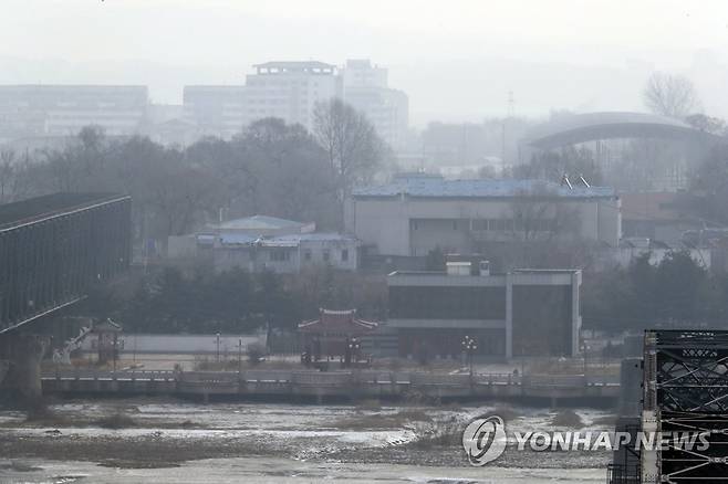 단둥에서 바라본 북한 측 세관 (단둥=연합뉴스) 김진방 특파원 = 10일 오전 북중 접경지역인 랴오닝성 단둥에서 바라본 북한 측 세관 건물. 2022.1.11 chiankim@yna.co.kr