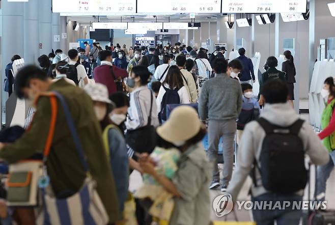 징검다리 연휴 앞두고 북적이는 김포공항 [연합뉴스 자료사진]