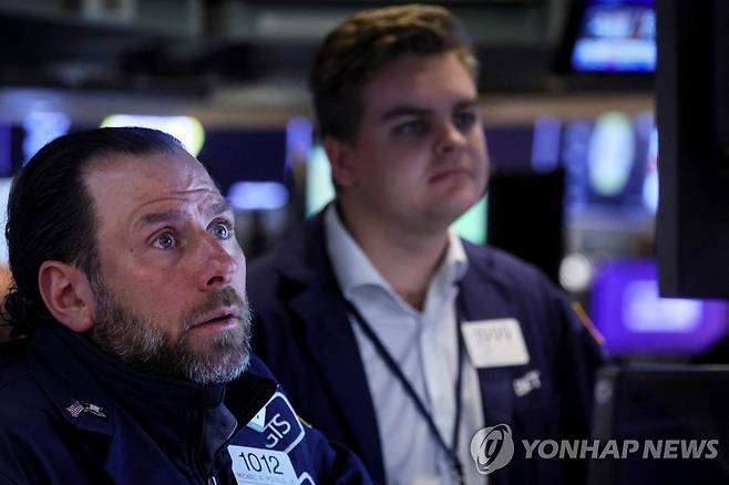 미국 뉴욕증권거래소(NYSE) 입회장에서 트레이더들이 업무를 처리하고 있다.