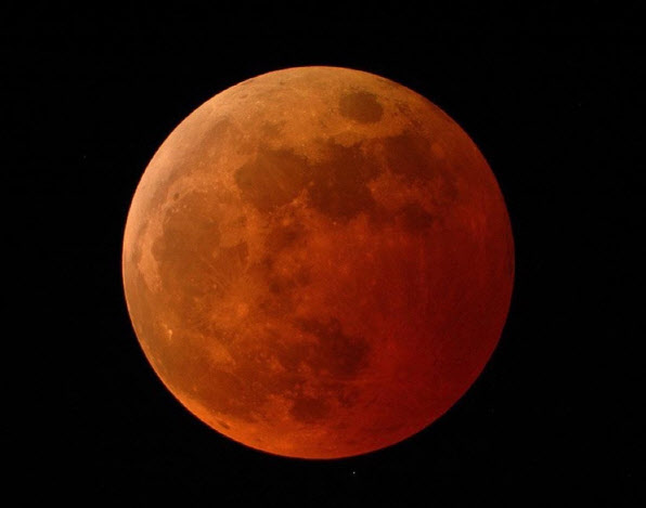▲달이 지구 그림자에 들어서는 개기월식으로 붉게 변한 모습.(사진=NASA)